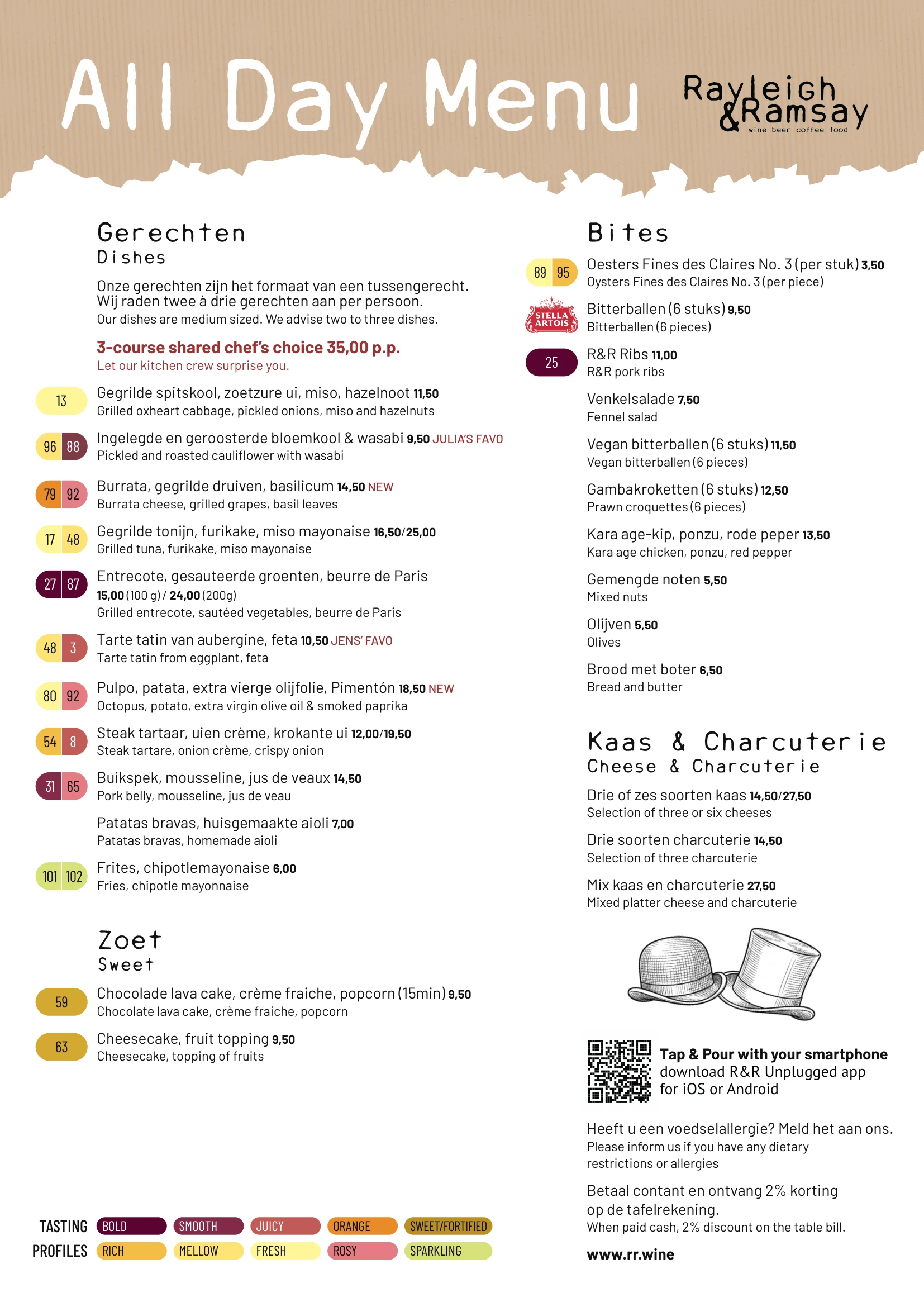 Tweetalige menukaart van Rayleigh & Ramsay Amsterdam Oost met deelgerechten, bites, kaas en charcuterie en desserts. De kaart vermeldt ook een 3-gangen verrassingsmenu, wijnsmaakprofielen en een QR-code