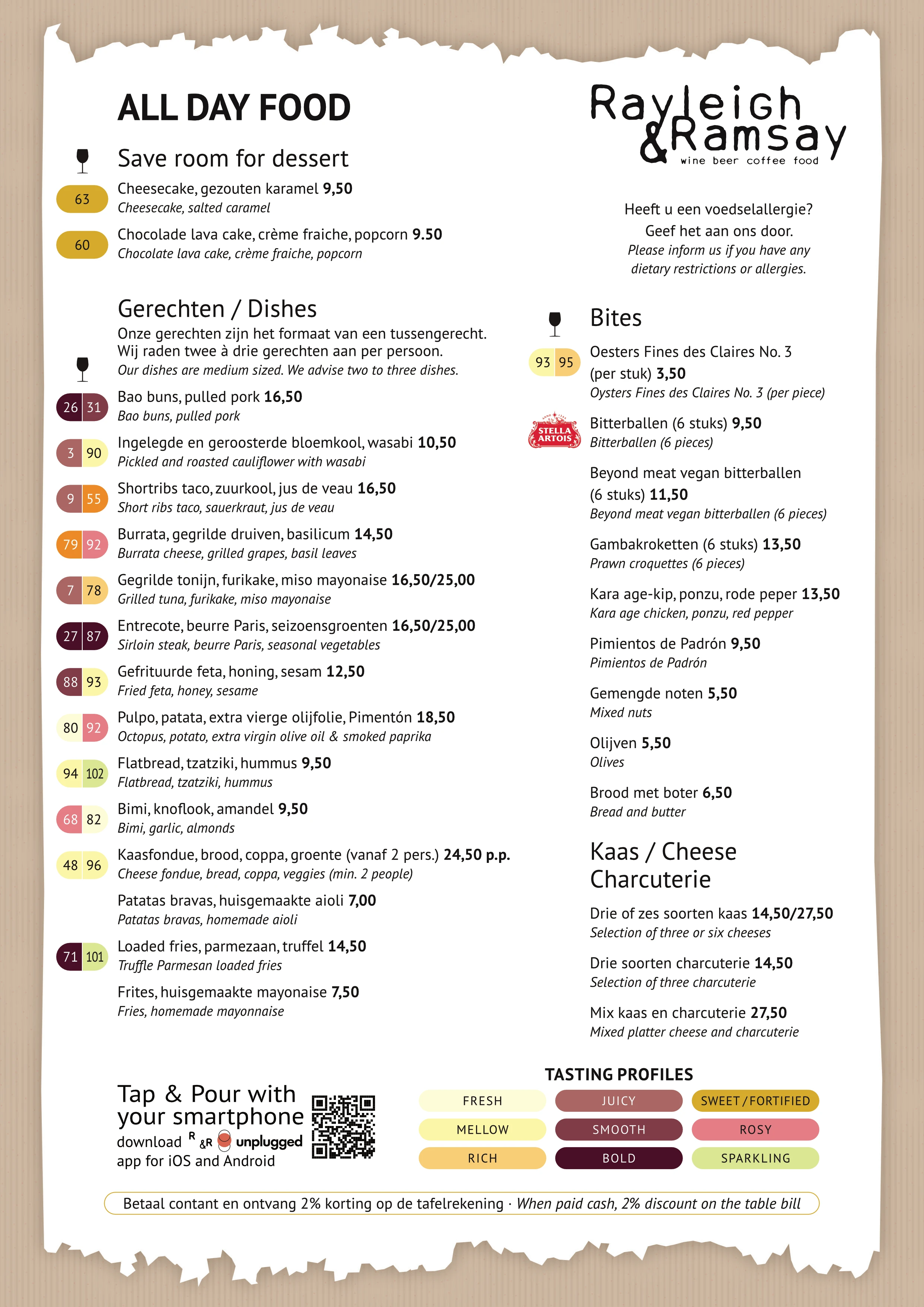 menukaart van Rayleigh & Ramsay met desserts, deelgerechten, bites, kaas en charcuterie. De kaart toont ook wijnsmaakprofielen, een QR-code voor de Unplugged-app en 2% korting bij contante betaling. Tweetalige menukaart van Rayleigh & Ramsay met desserts,
